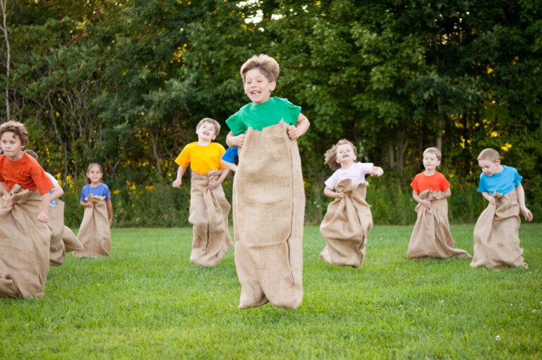 Carrera de sacos en casa