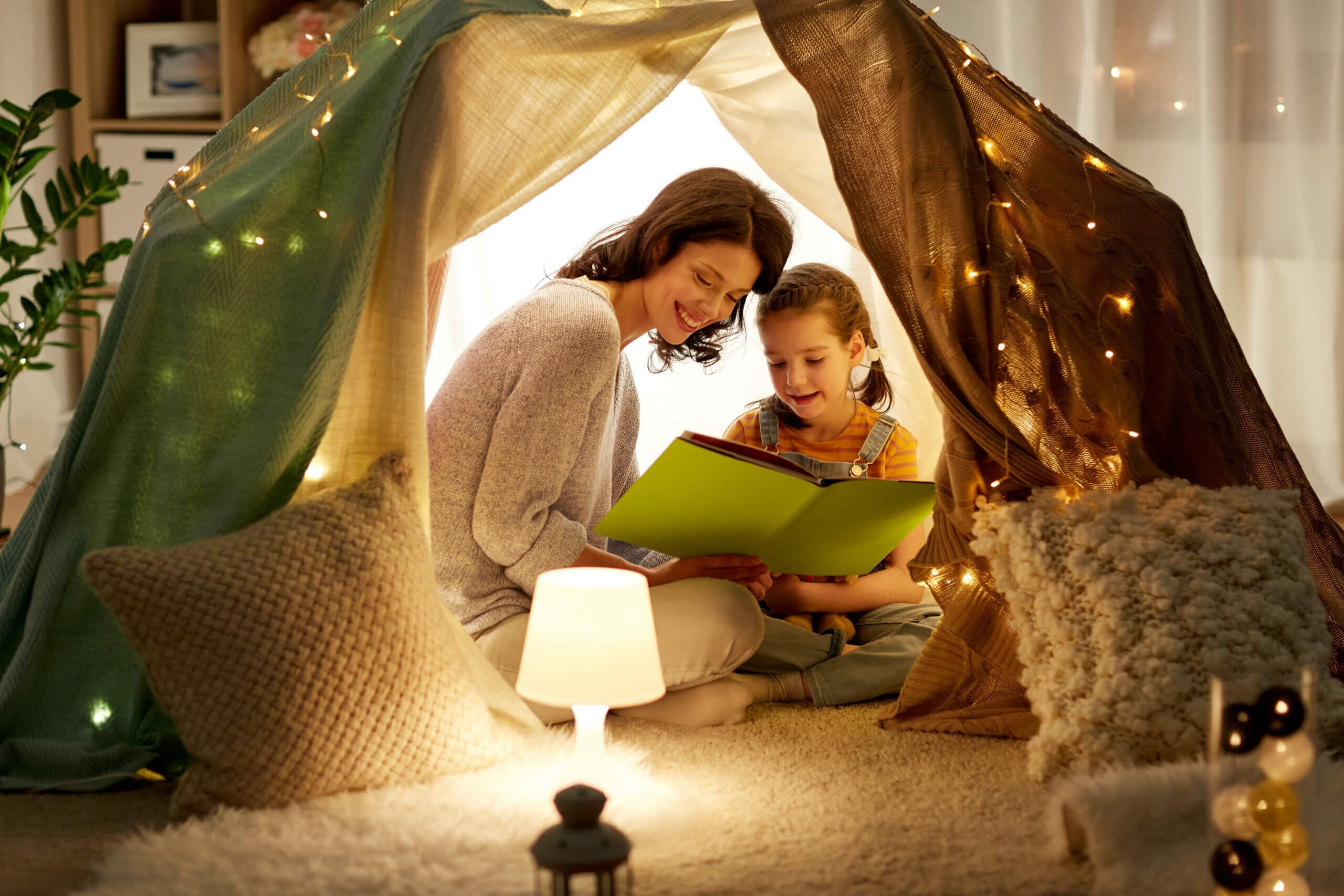 Une mère et sa fille qui regardent un livre.