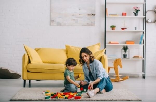 Maman joue avec son fils