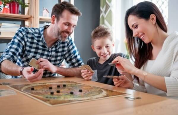 Parents et fils dans un jeu de société.