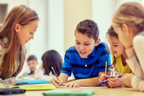 ninos de escuela trabajan en grupo equipo aprendizaje colaborativo educacion metodo de ensenanza