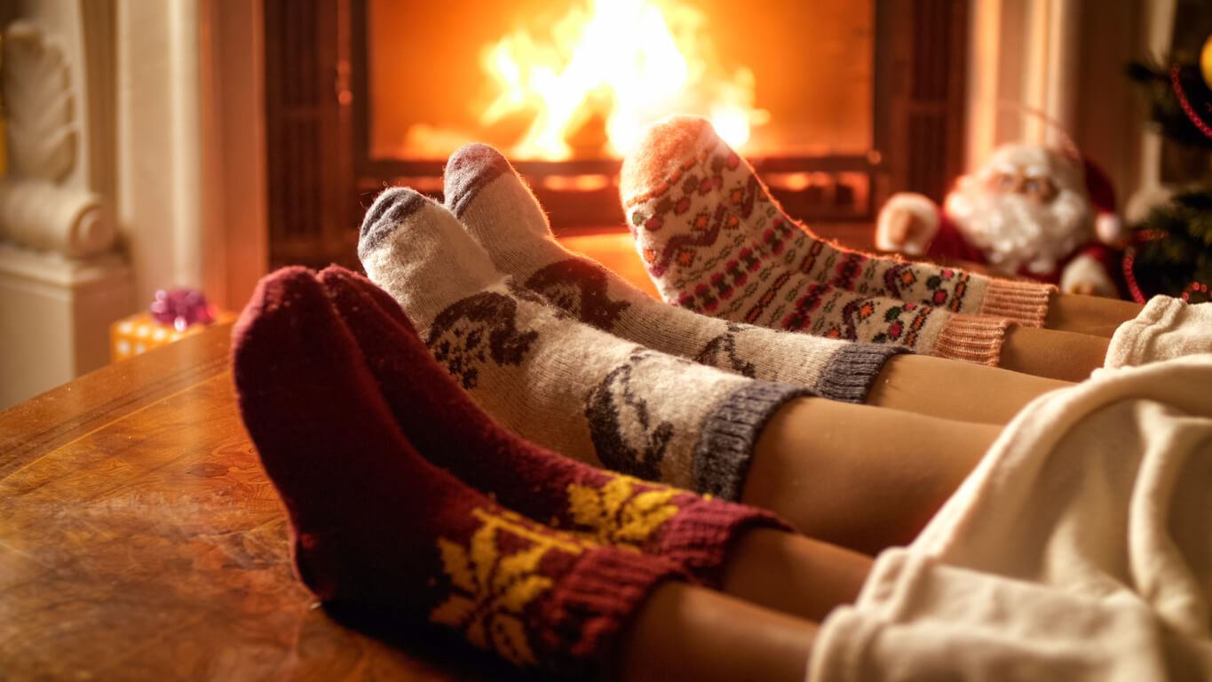 noche fria invierno calcetines pies lana hogar fuego