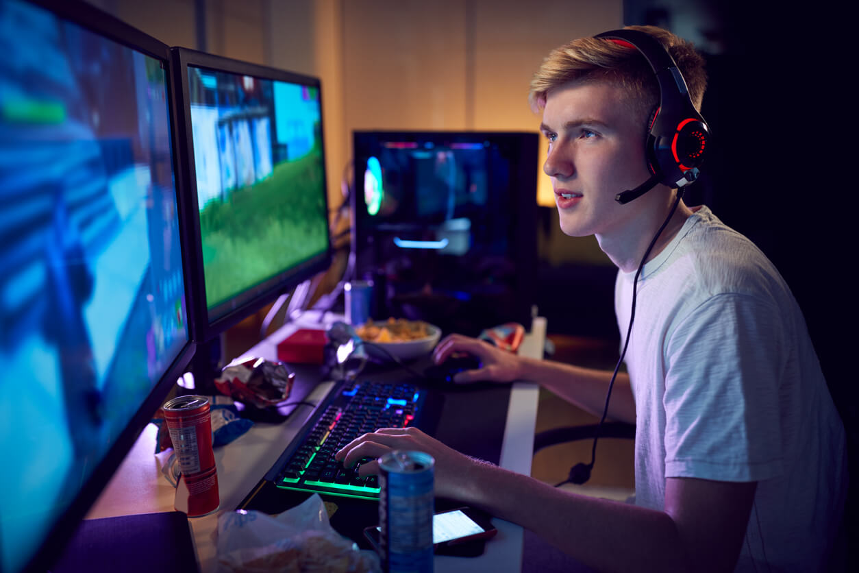 Un adolescent qui joue à des jeux vidéo sur l'ordinateur
