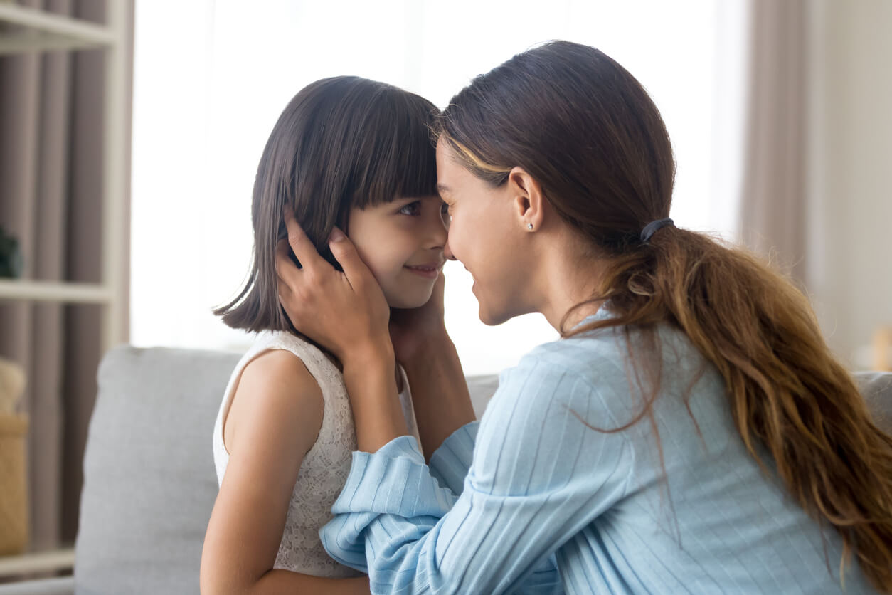 Une maman qui parle à sa fille.