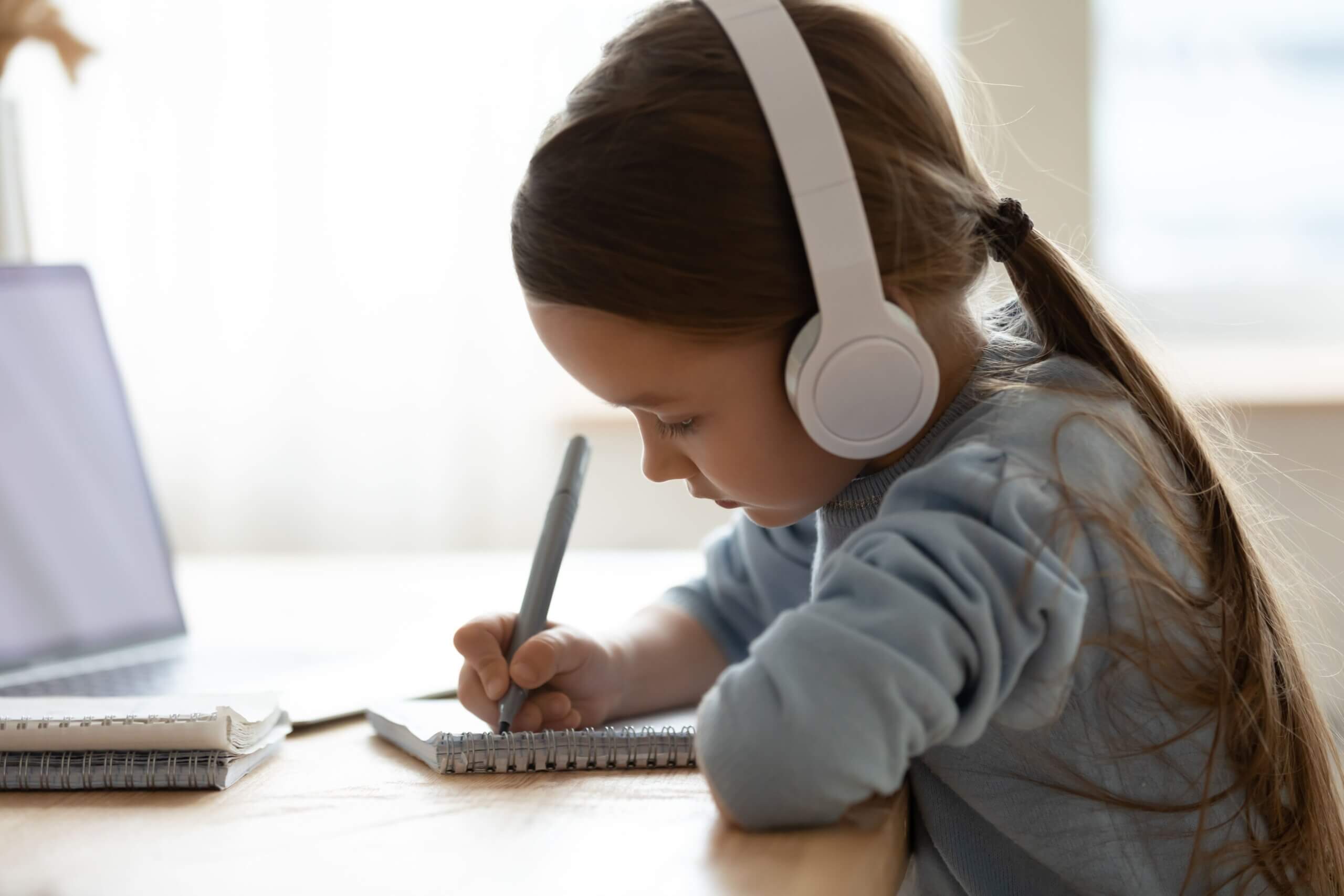 Une jeune fille qui écoute de la musique et travaillant.