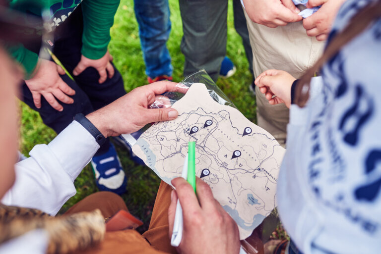 Juego para niños de buscar el tesoro.