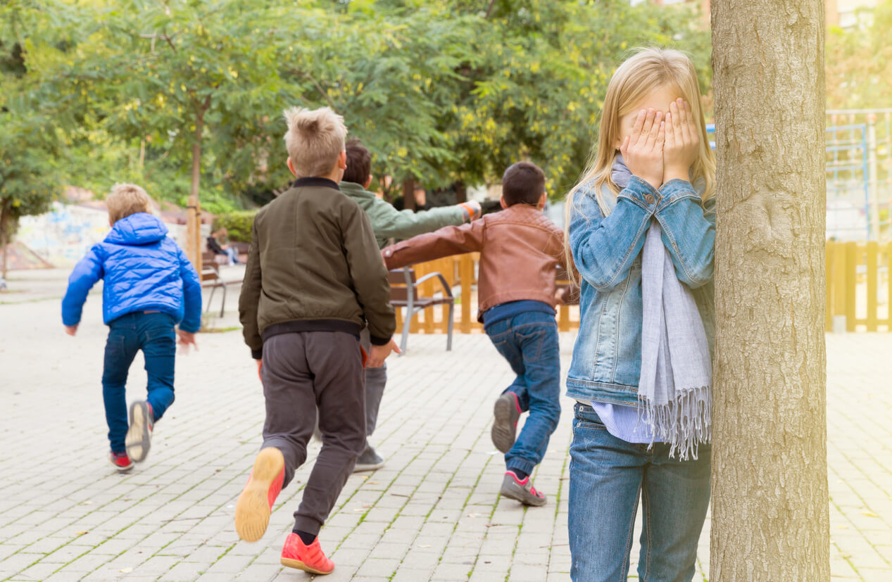 les enfants jouent à cache-cache dans le parc
