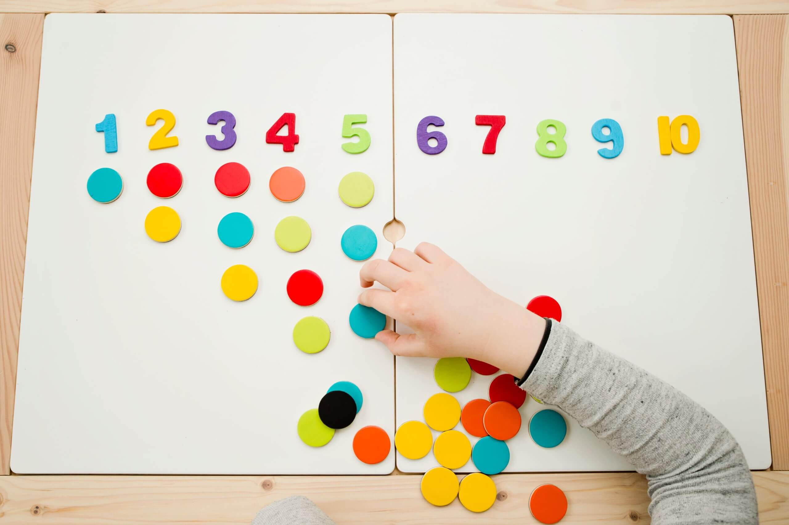 Exercices avec des chiffres et des couleurs.