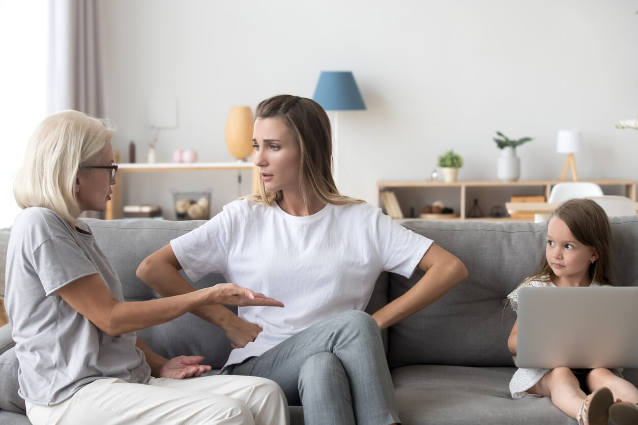 abuela regana reta a la madre y a la nina por usar ordenador