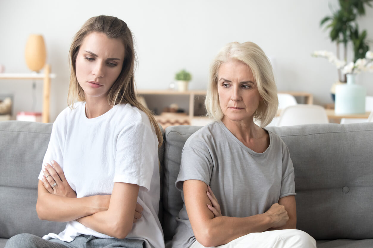 madre y abuela disgustadas luego de una pelea discusion disputa
