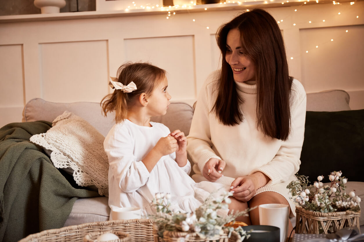 madre e hija conversan y preparan decoracion navidena