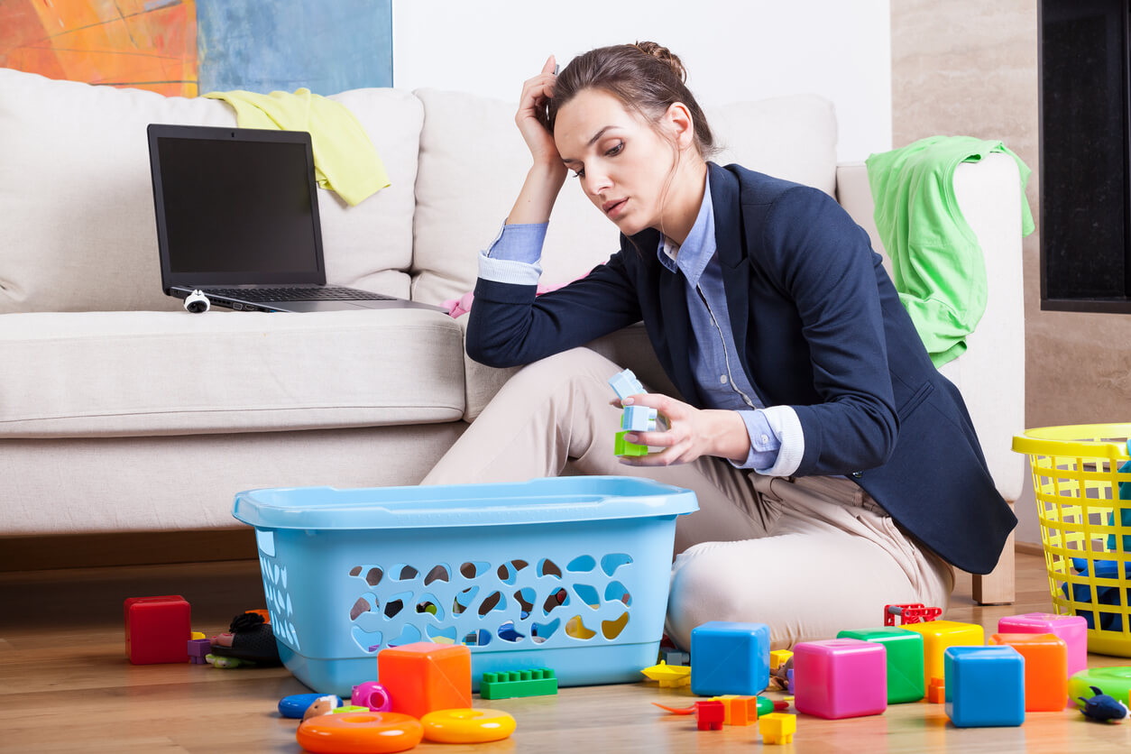 madre cansada agotada enojada triste cupable por trabajar fuera de casa y dentro de casa