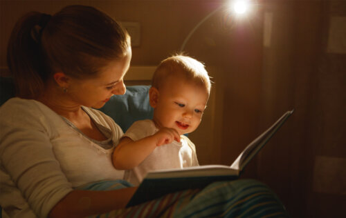 lectura de cuentos desde edades tempranas de la vida infancia bebes mamas habito