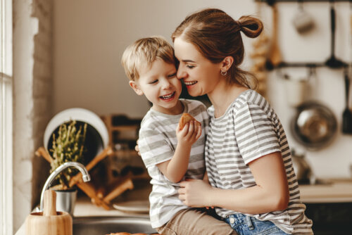 madre y su hijo en la cocina comen galletas y comparten momento de amor