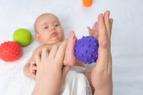 mama realiza masaje shiatsu bebe