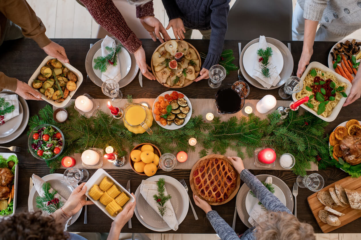 familia y amigos a la mesa de navidad comida casera saludable