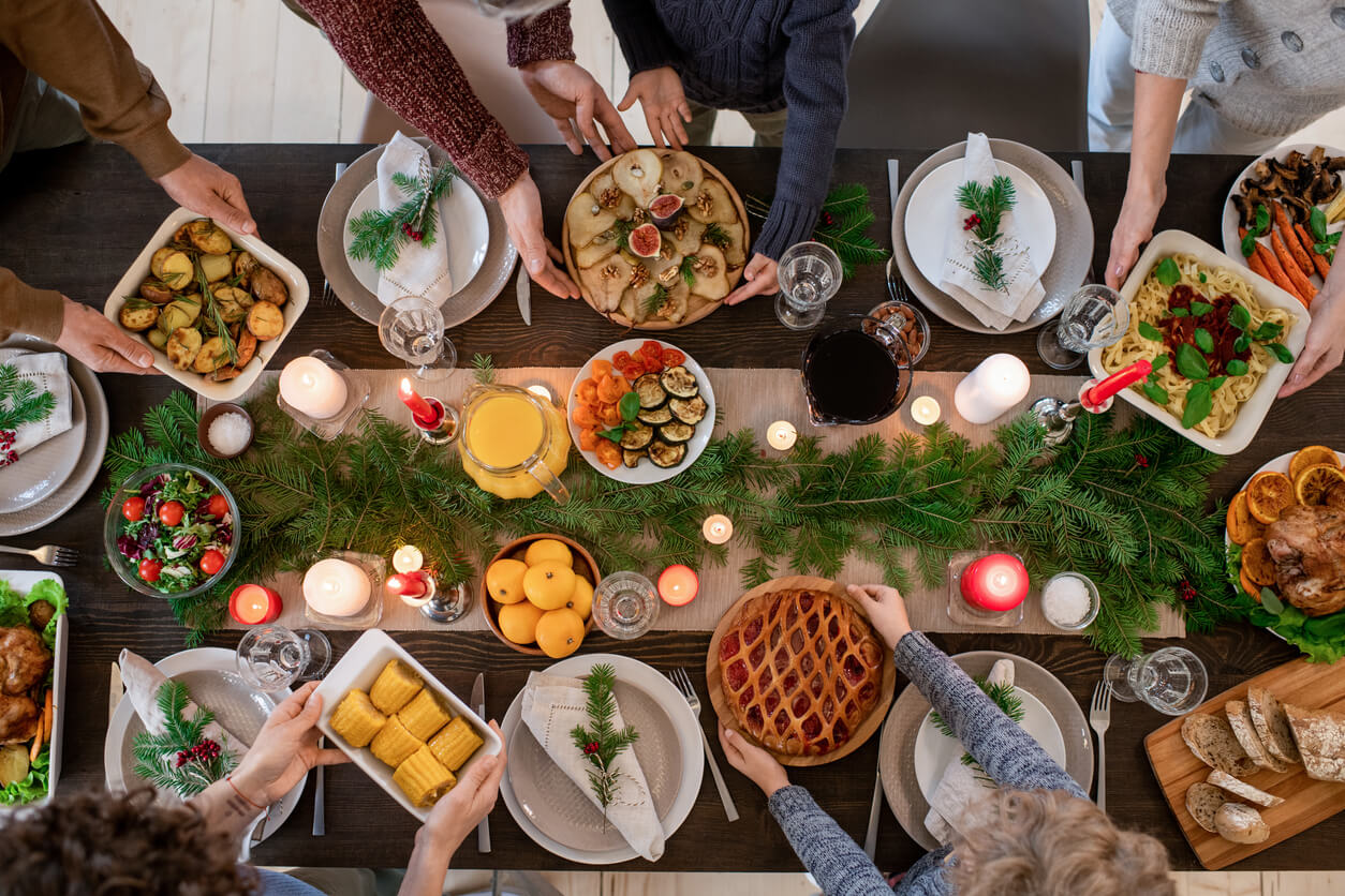 Table de fêtes avec différents plats et recettes.