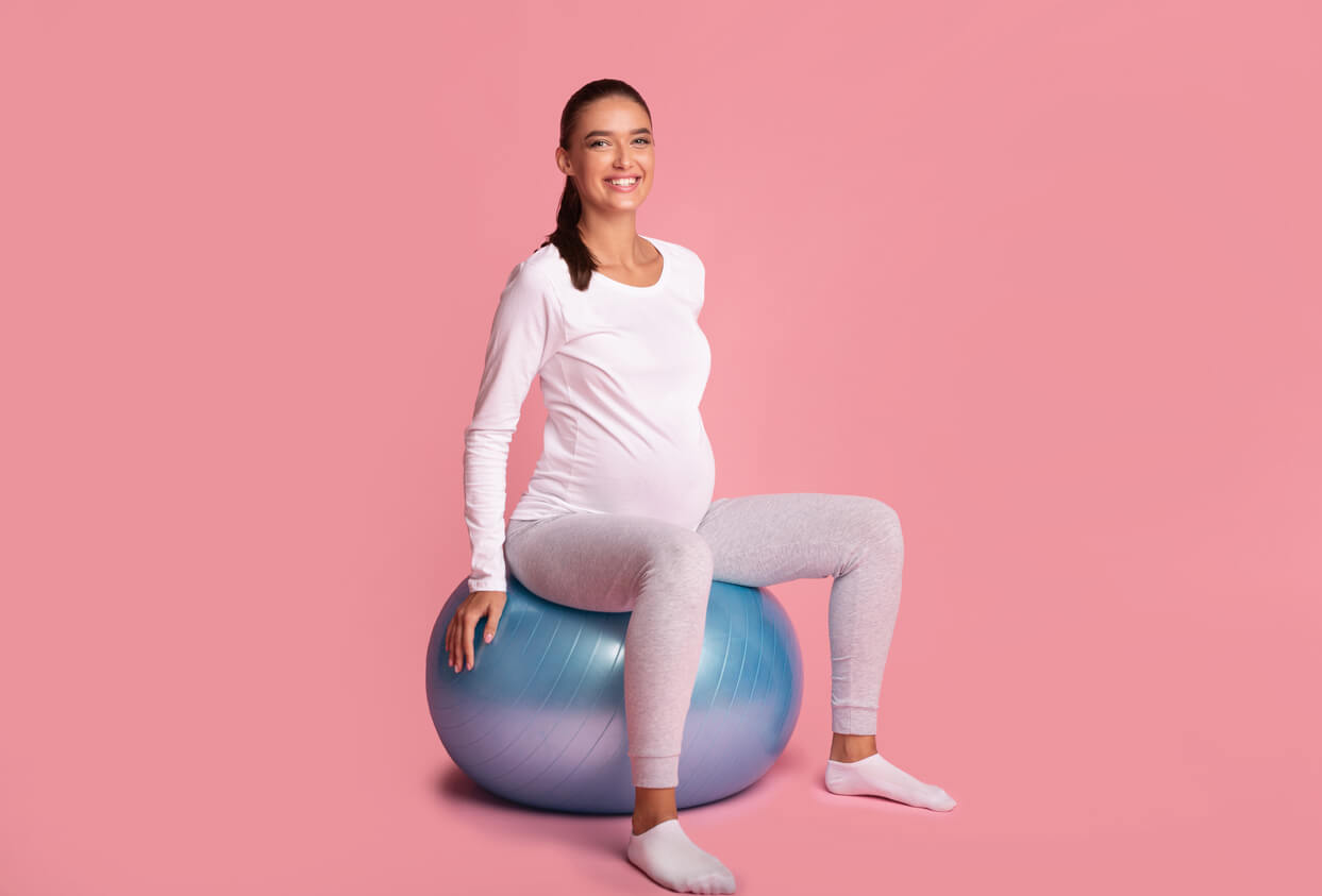 5 ejercicios con pelota para embarazadas - Eres Mamá