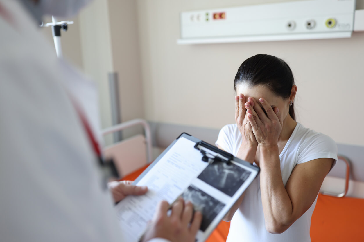 Une femme enceinte à l'hôpital recevant des résultats.