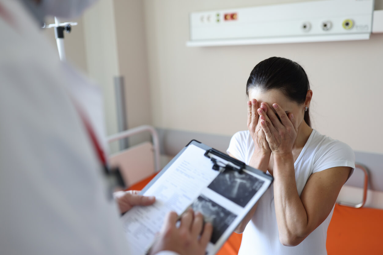 Retour des résultats d'une échographie chez une femme enceinte.