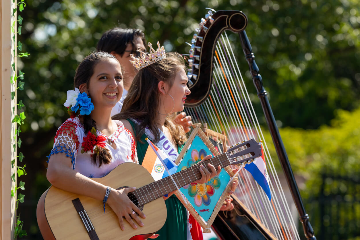 disfraz etnia paraguay joven mujer guitarra