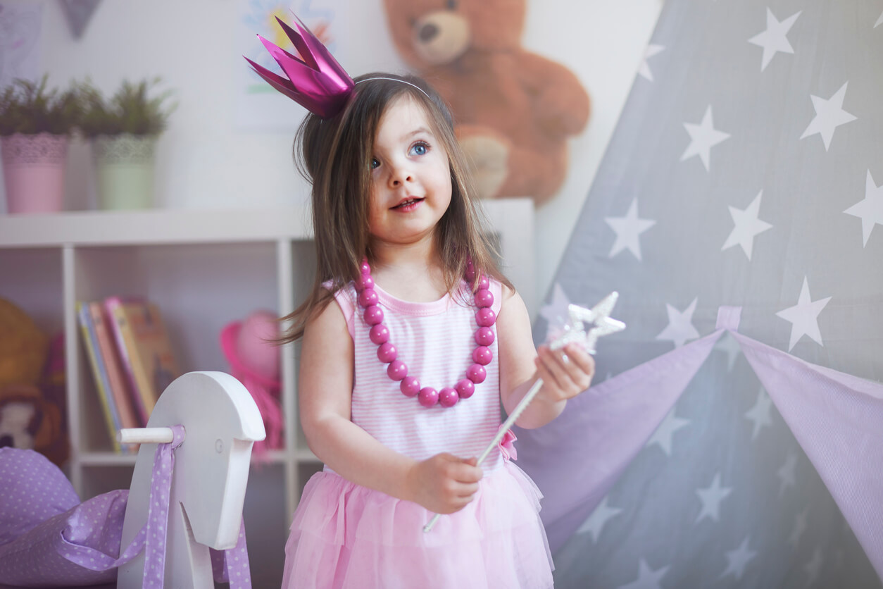 nina nena disfrazada con vestido de princesa collar corona tiara cetro estrellas rosa