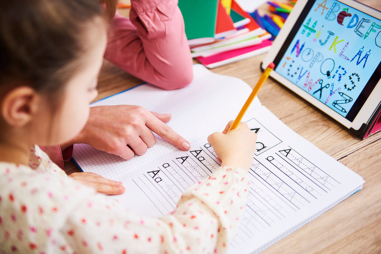 nina aprende a leer y a escribir con letras y grafica a mano lectoescritura