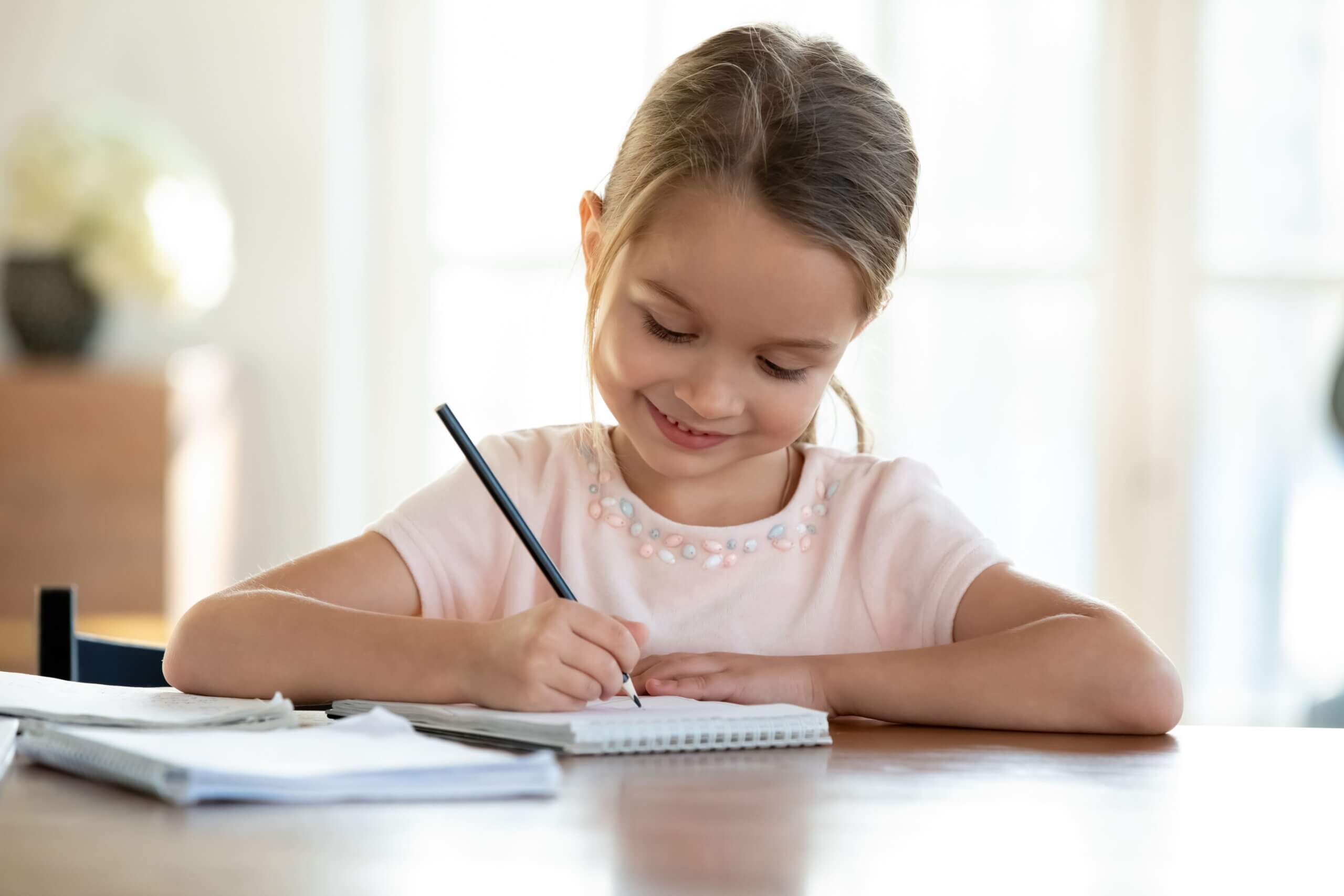 Une jeune fille qui écrit.