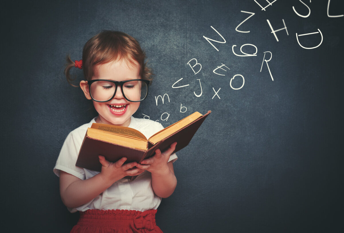 nena infante pequena con libro gafas lectura aprende letras lectoescritura alfabeto desarrollo