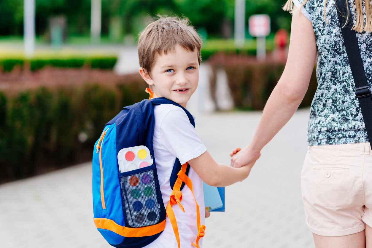 mère et fils sur le chemin de l'école marche à pied habitude saine transport actif enfant heureux sac à dos école aquarelle main mère
