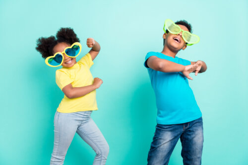 niños que bailan al ritmo de la musica divertidos