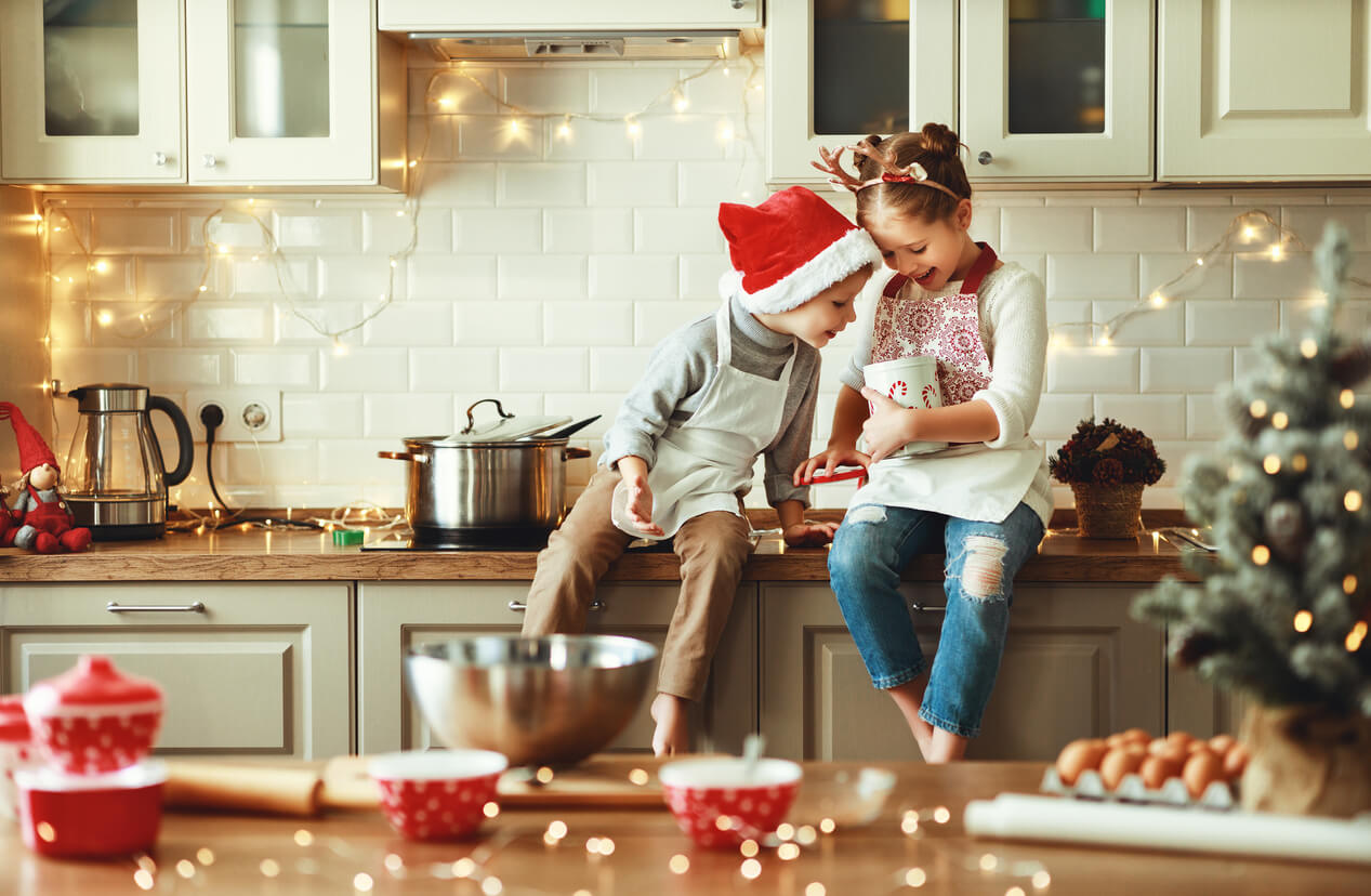 bonbons préparatoires pour noël deux enfants cuisinent ensemble