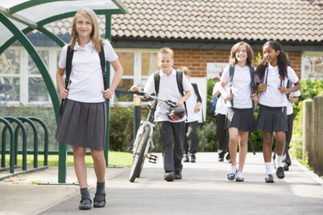 ¿Es bueno que los niños vayan caminando al colegio?
