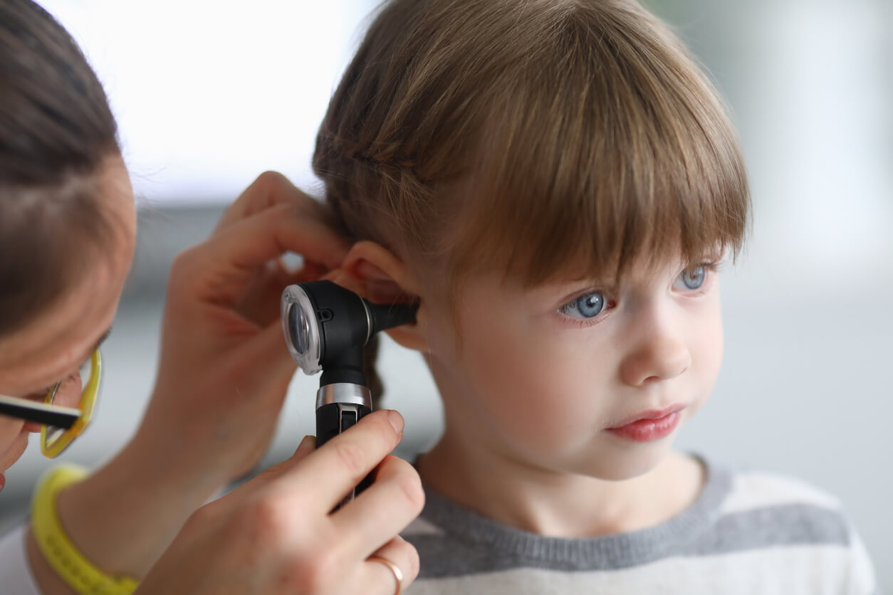 medico pediatra femmina esamina le orecchie della bambina otoscopio otoscopia mal d'orecchi otite