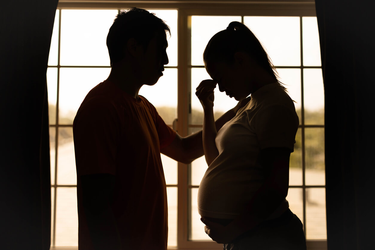 hombre y mujer pareja embarazada enojada triste alterada