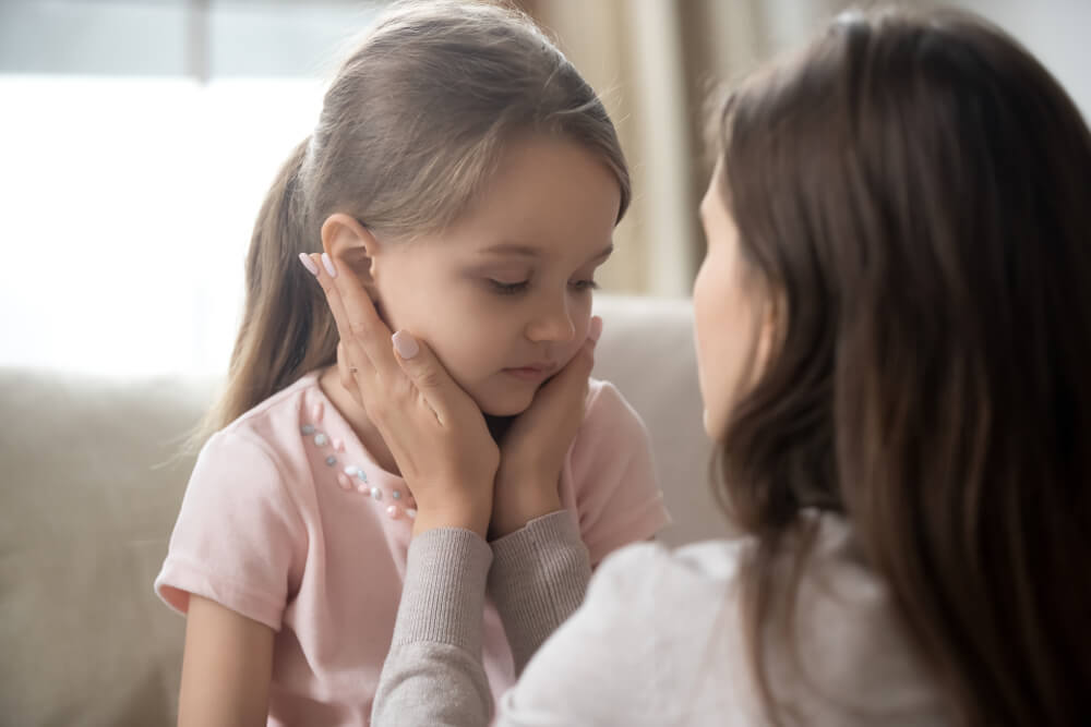 Maman parle à sa fille