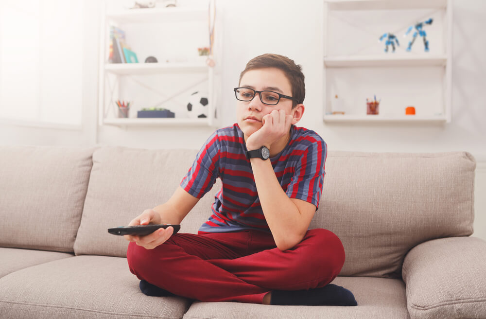 Un garçon devant la télévision.