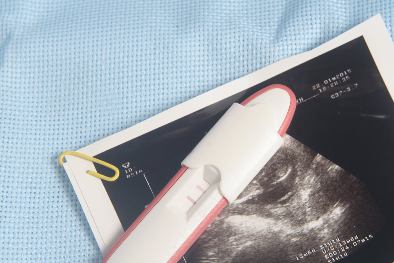 concepto de huevo huero o embarazo anembrionado test prueba de embarazo positiva con ecografia ultrasonido negativo sin embrion