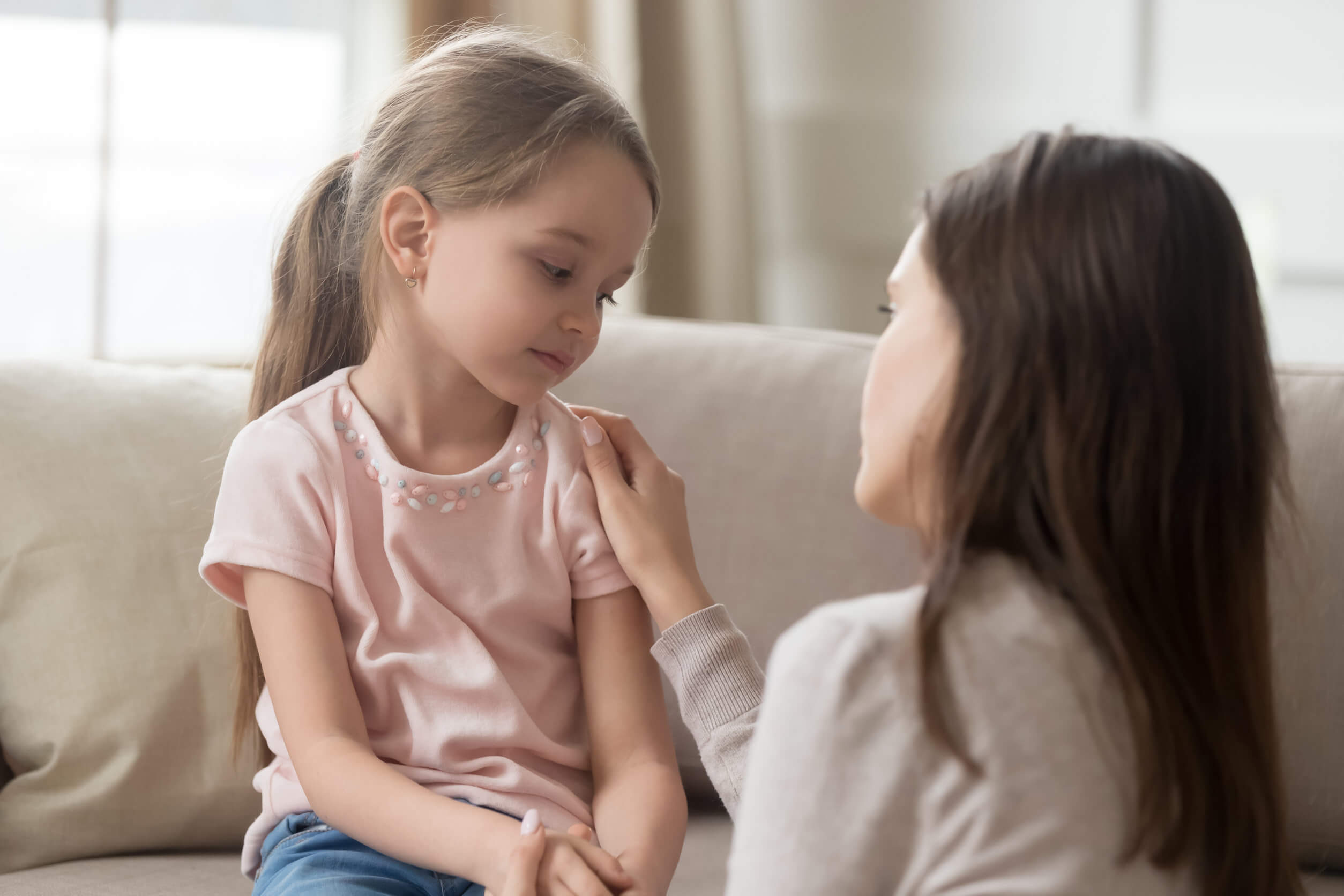 Madre divorciada hablando con su hija