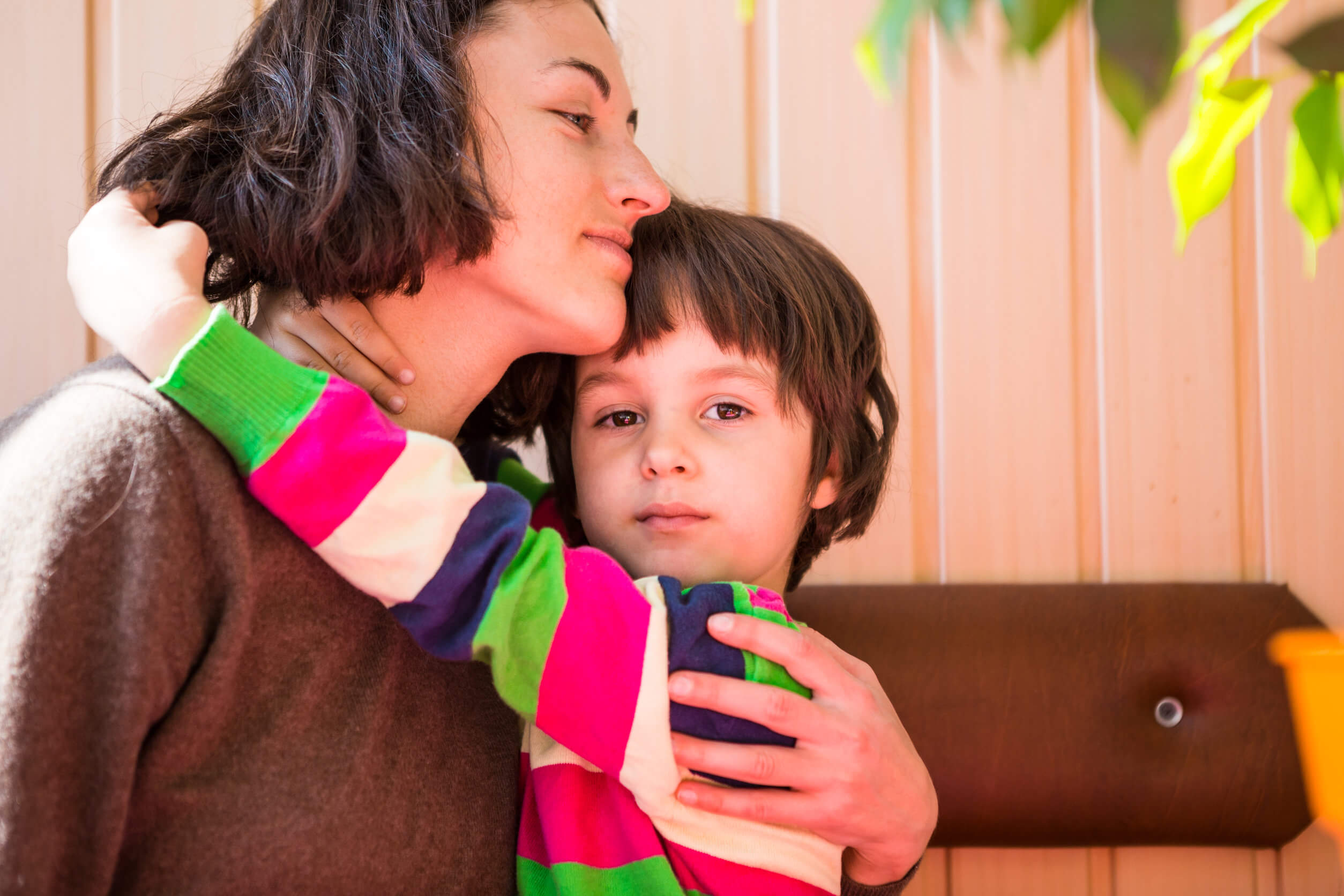 mère et fils s'embrassant