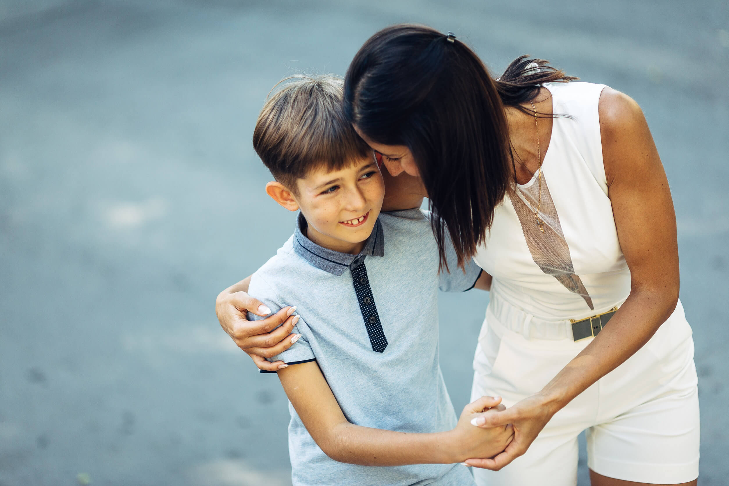Mère divorcée accompagnée de son fils