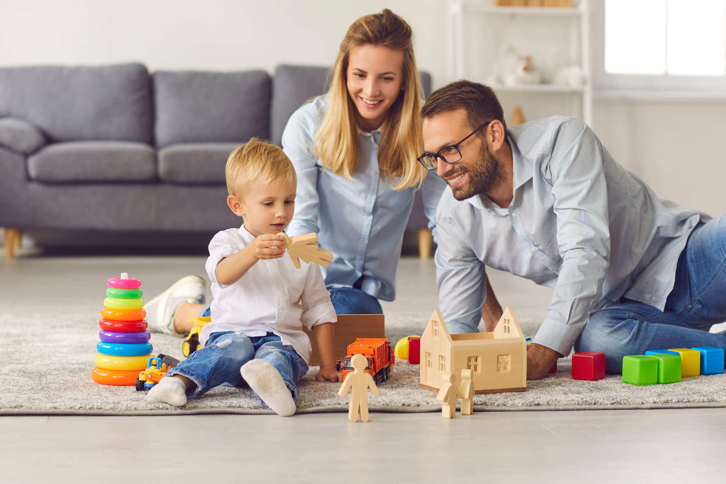Padres jugando con su hijo