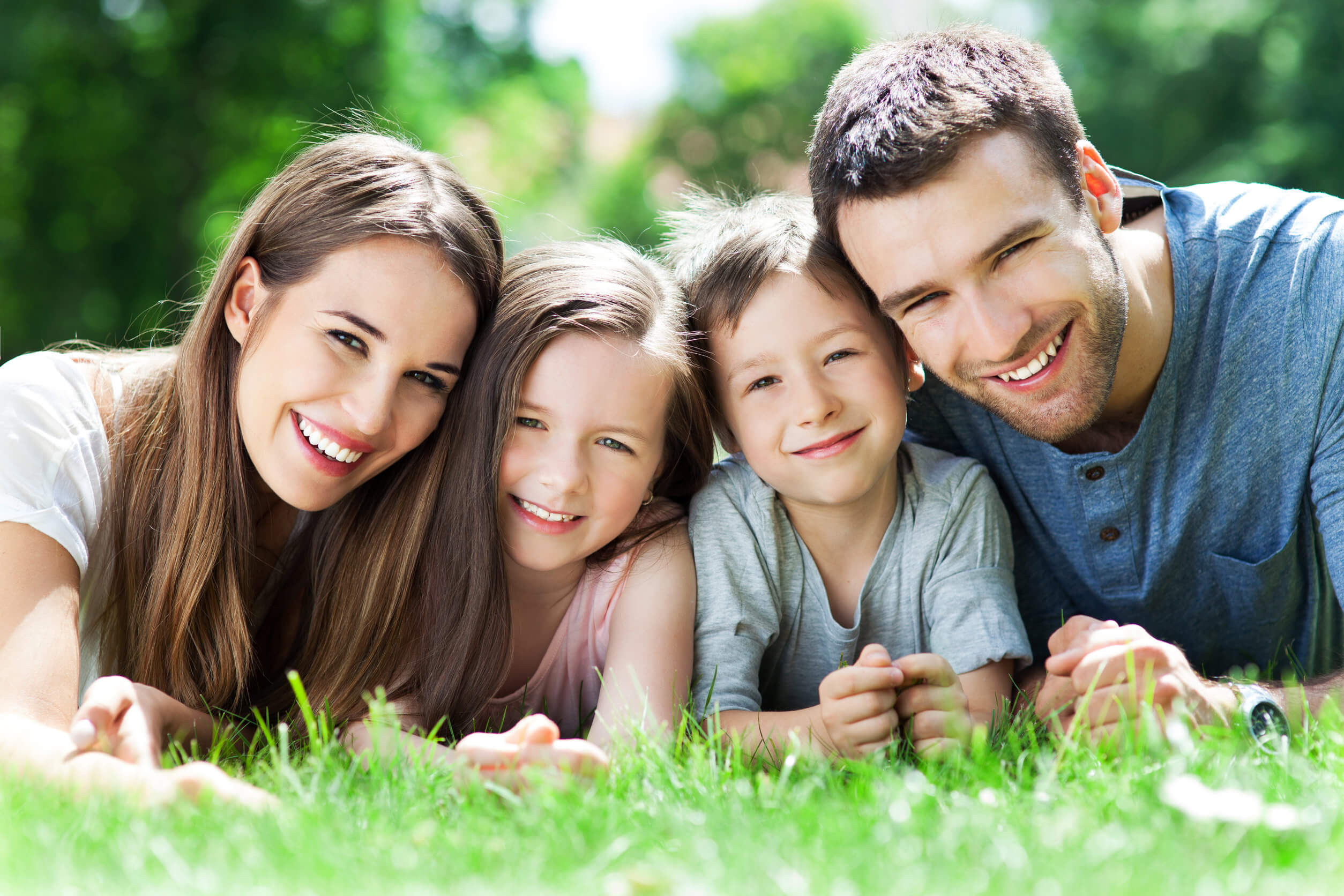 Une famille qui sourit.