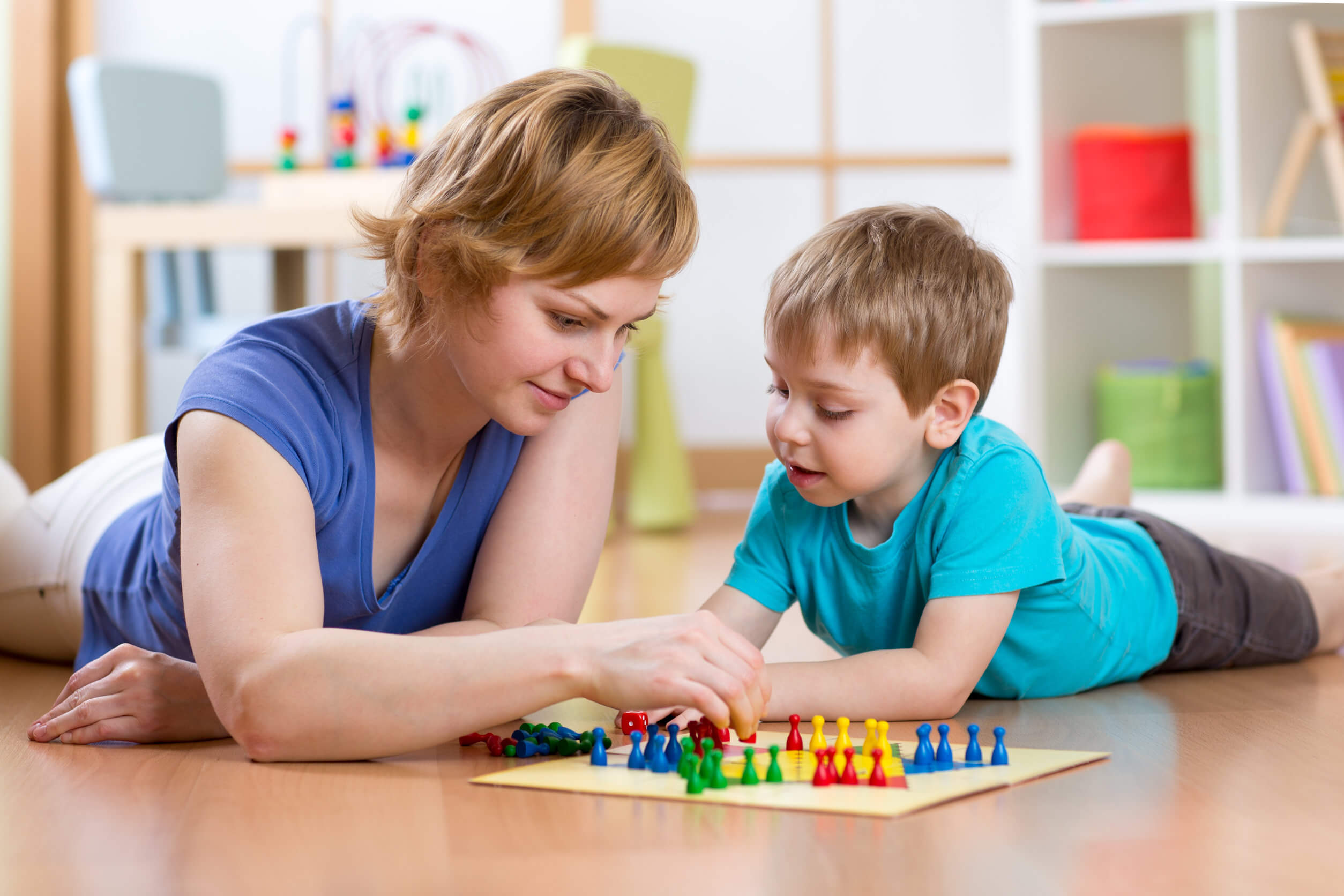 Mamá jugando con su hijo