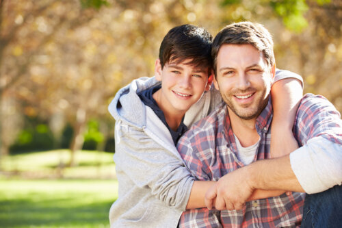 relaion padre e hijo abrazo fraterno en el parque felices