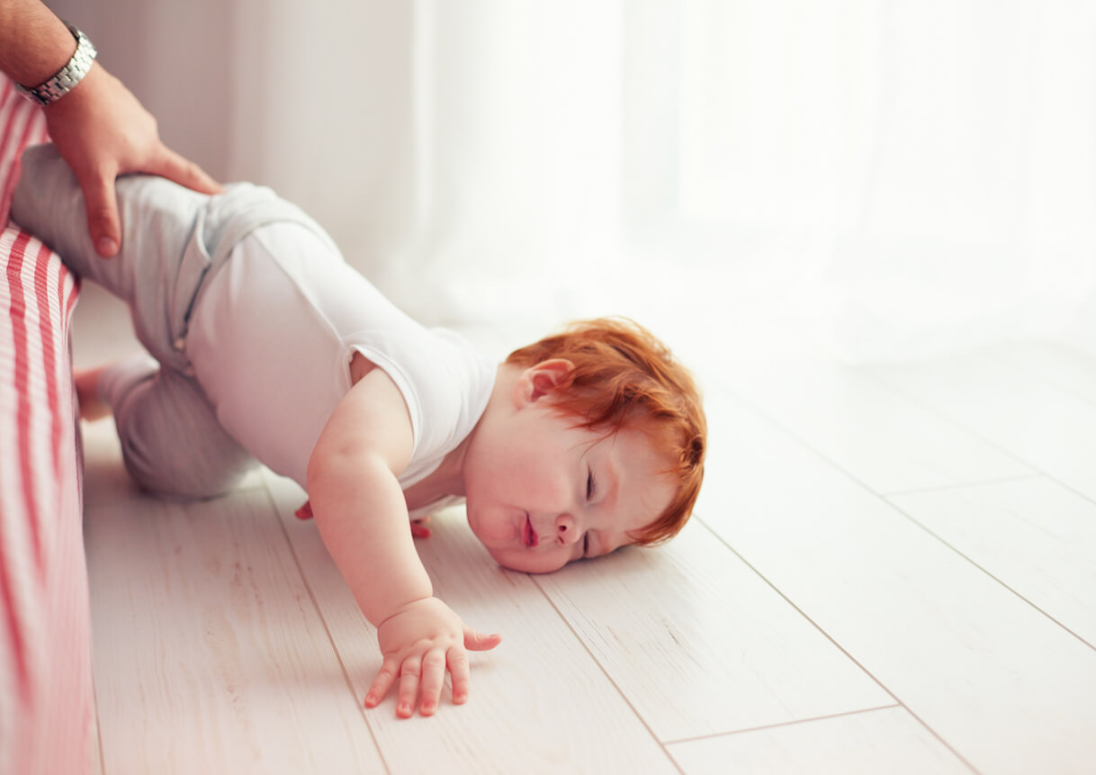 Un bébé qui tombe par terre;