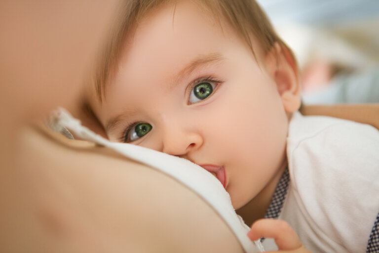 ¿La dentición de mi bebé interferirá con la lactancia?