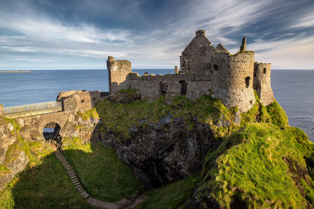 castillo medieval en costa de irlanda del norte