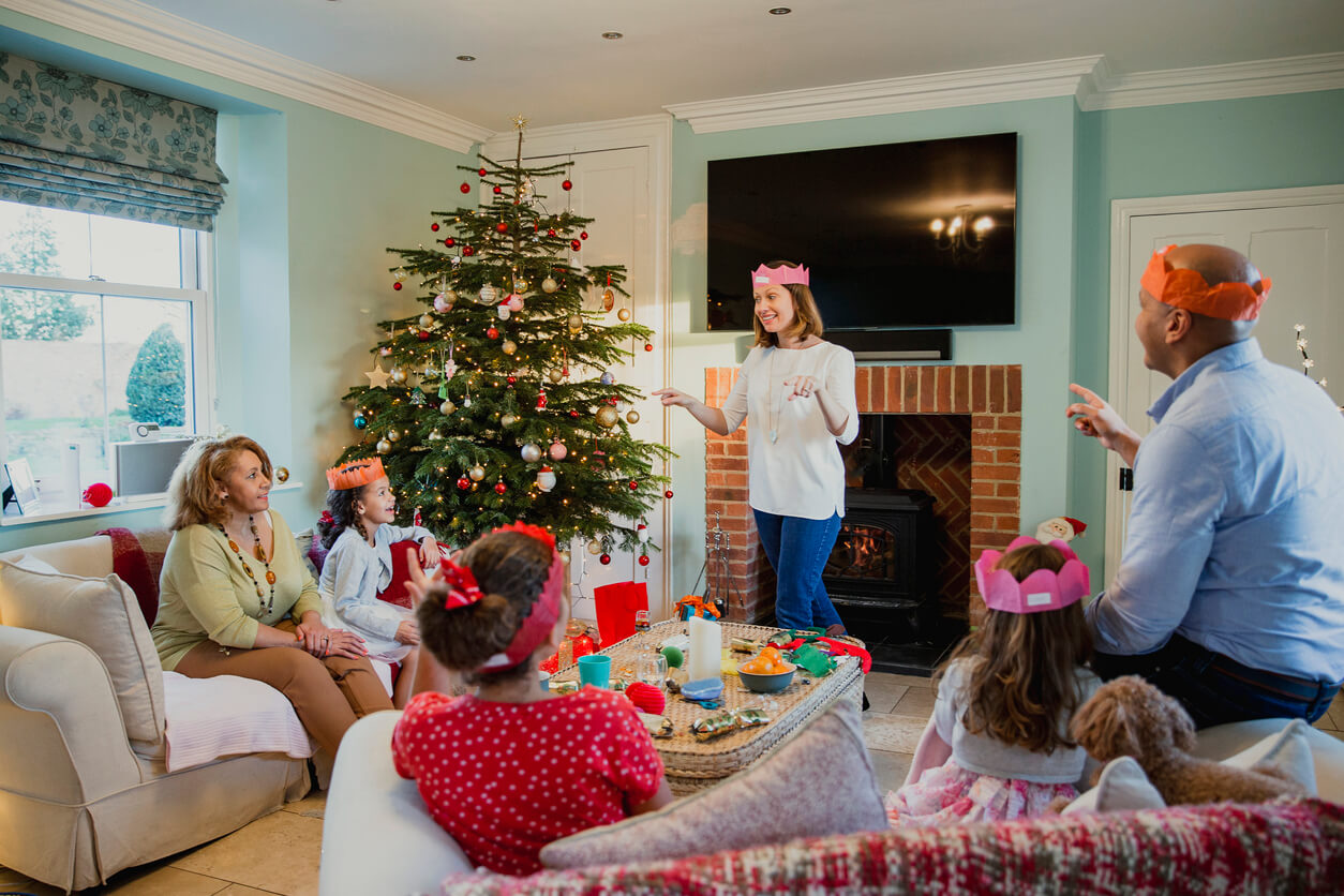 Une famille qui joue dans le salon à noël.