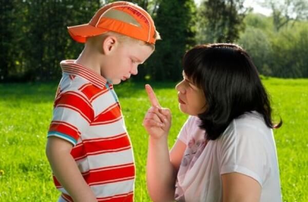 Maman enseigne l'obéissance à son fils